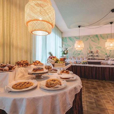 Hotel Clift Cervia Bagian luar foto
