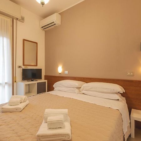 Hotel Clift Cervia Bagian luar foto