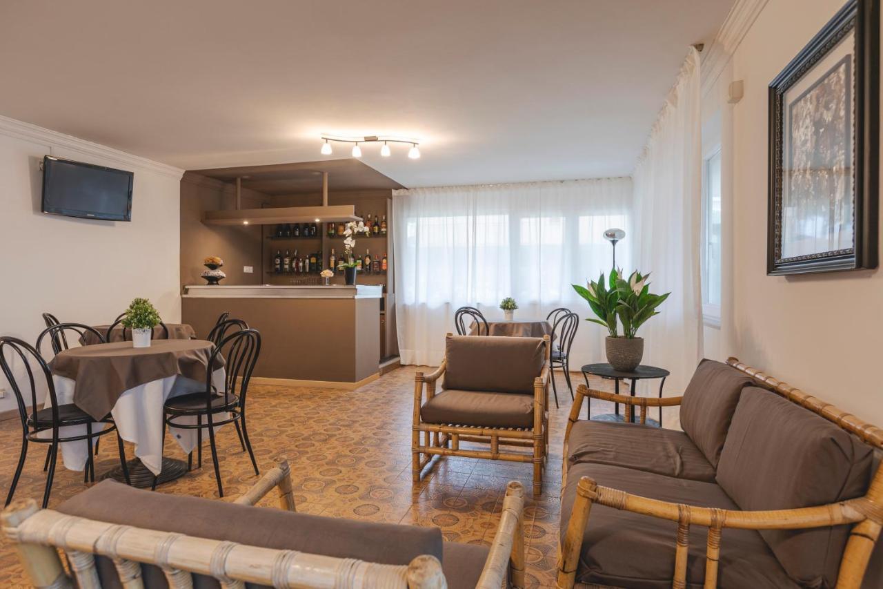 Hotel Clift Cervia Bagian luar foto