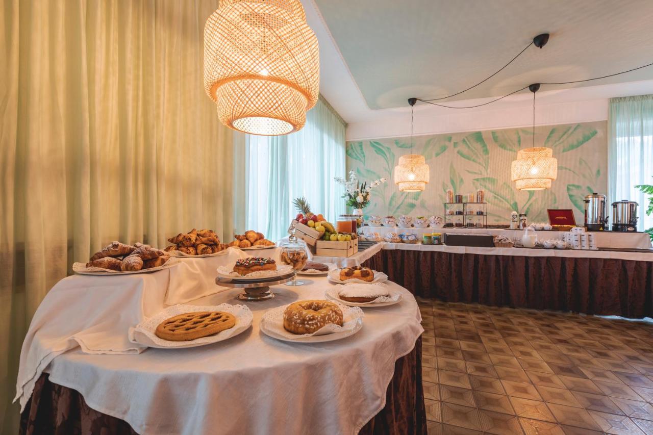 Hotel Clift Cervia Bagian luar foto