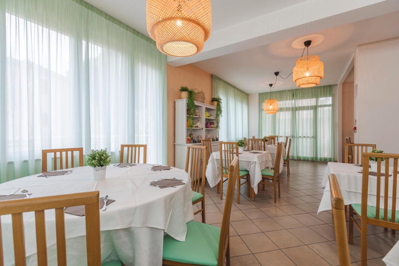 Hotel Clift Cervia Bagian luar foto