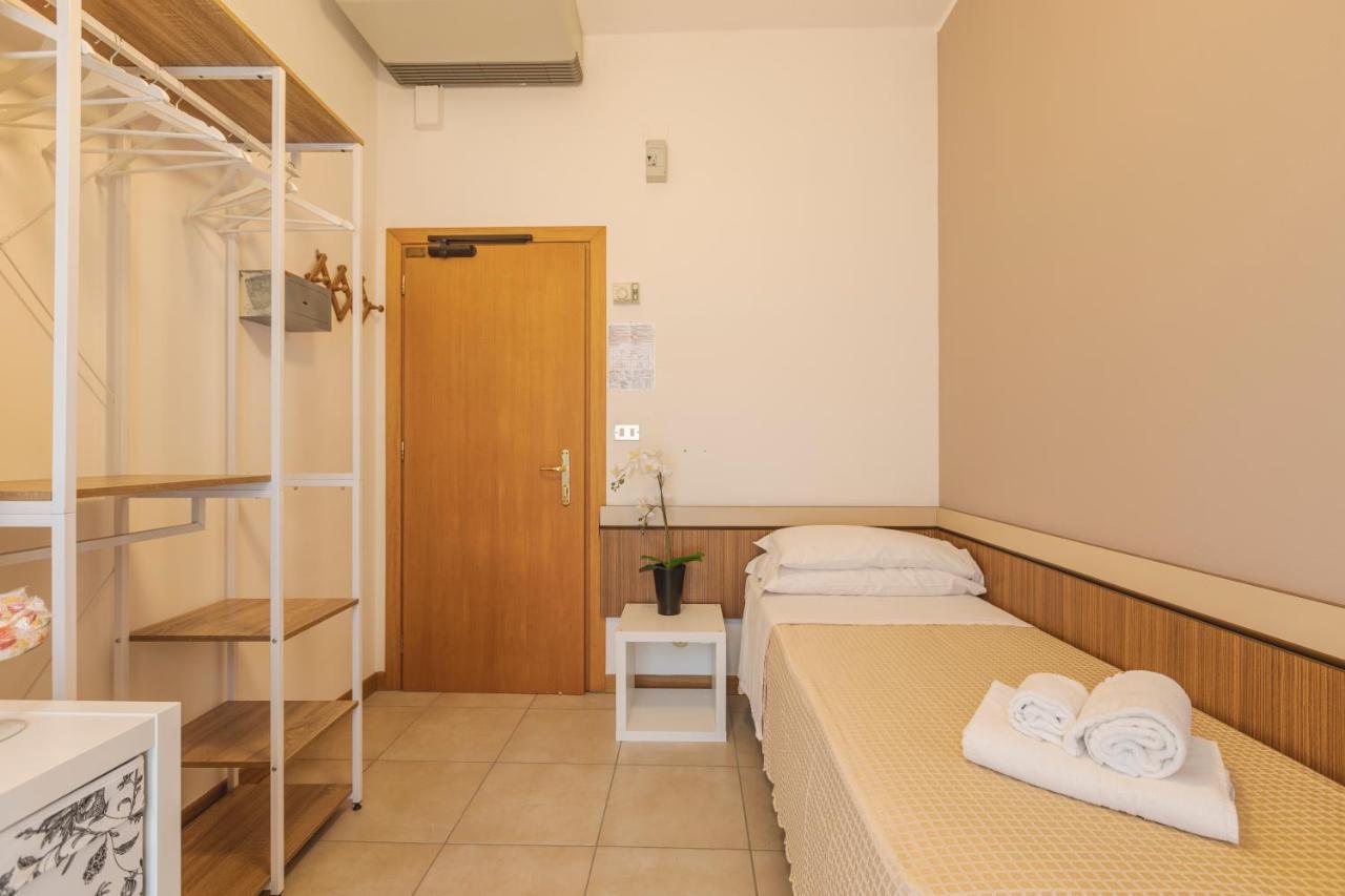 Hotel Clift Cervia Bagian luar foto