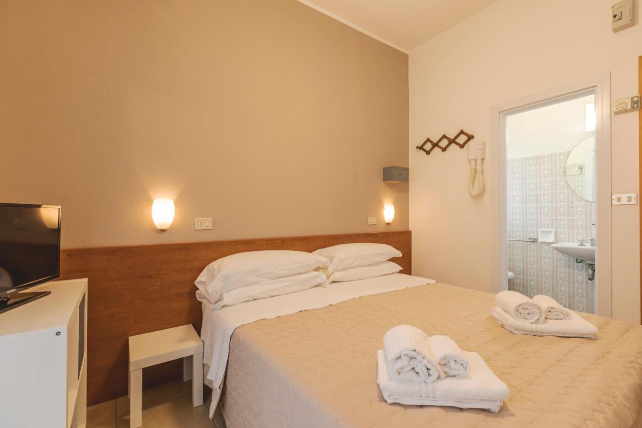 Hotel Clift Cervia Bagian luar foto