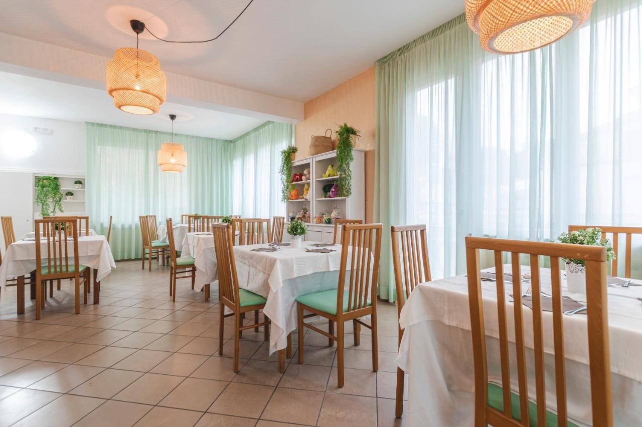 Hotel Clift Cervia Bagian luar foto