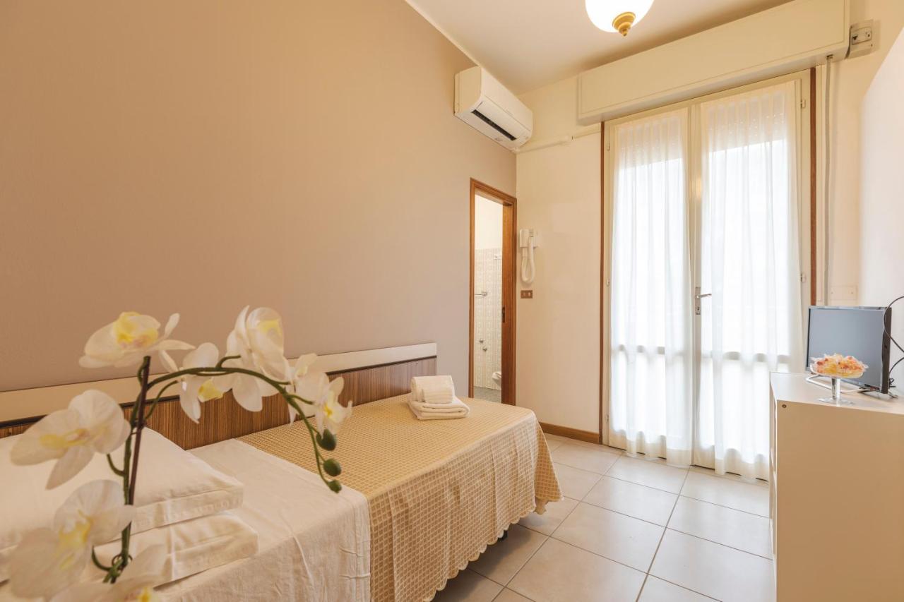 Hotel Clift Cervia Bagian luar foto