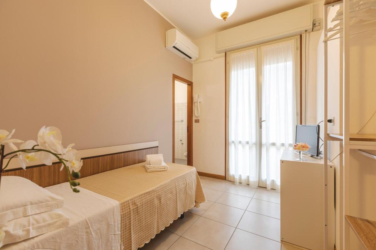 Hotel Clift Cervia Bagian luar foto