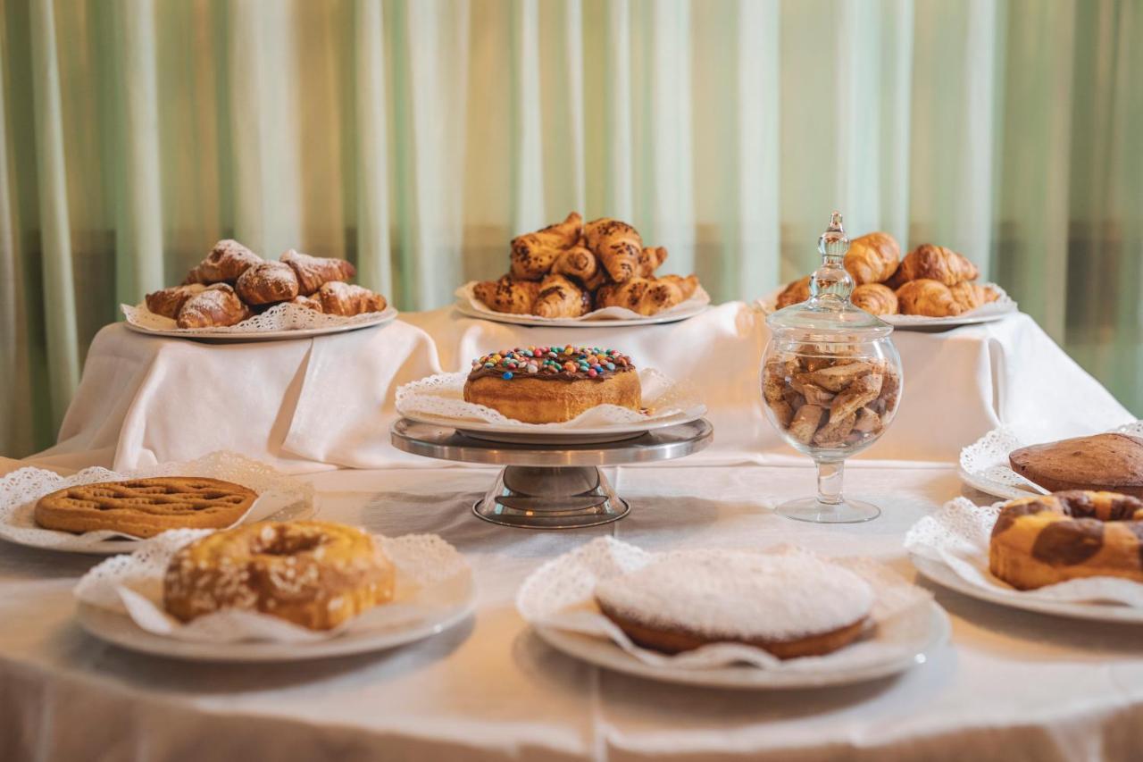 Hotel Clift Cervia Bagian luar foto