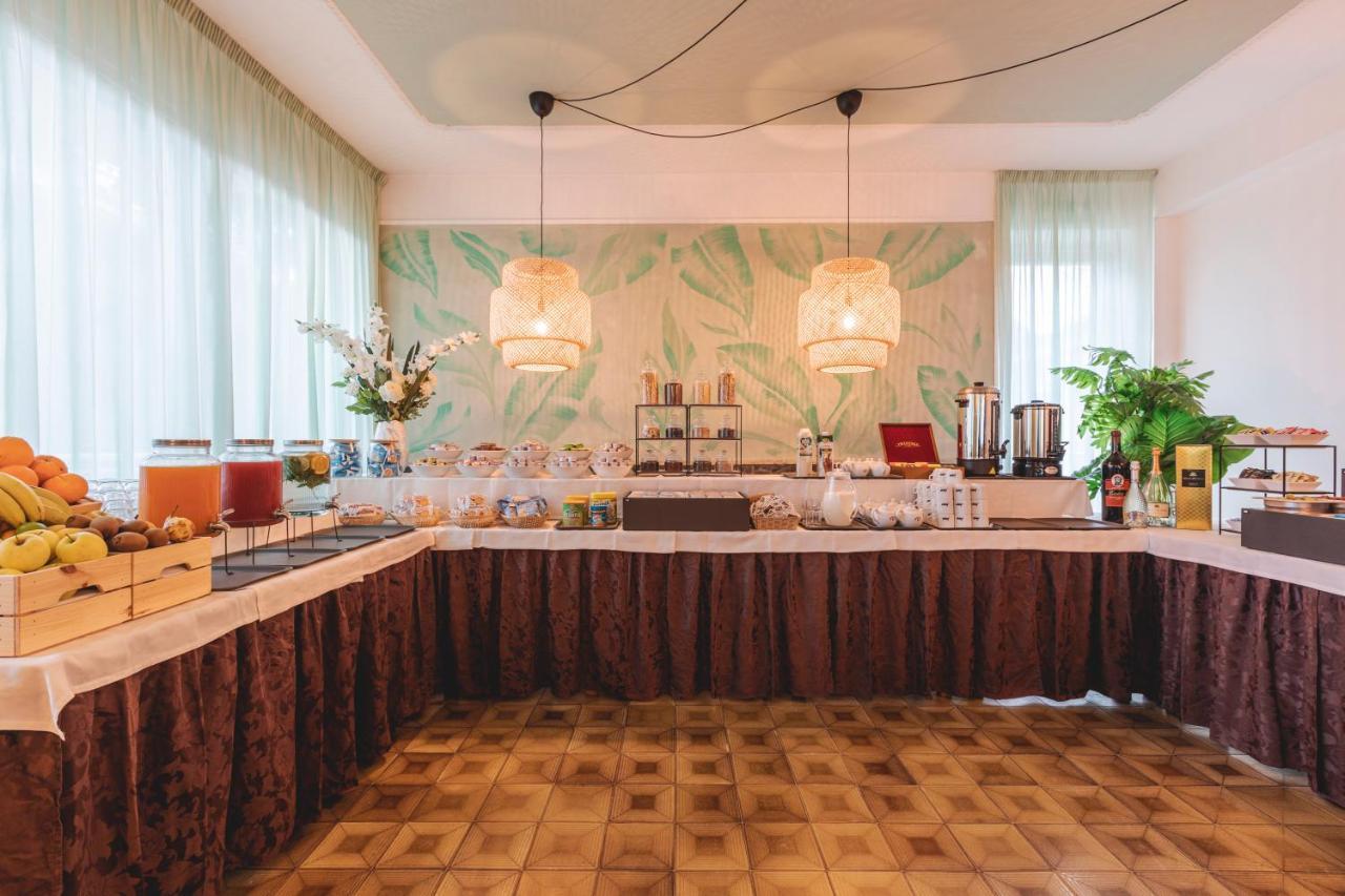 Hotel Clift Cervia Bagian luar foto
